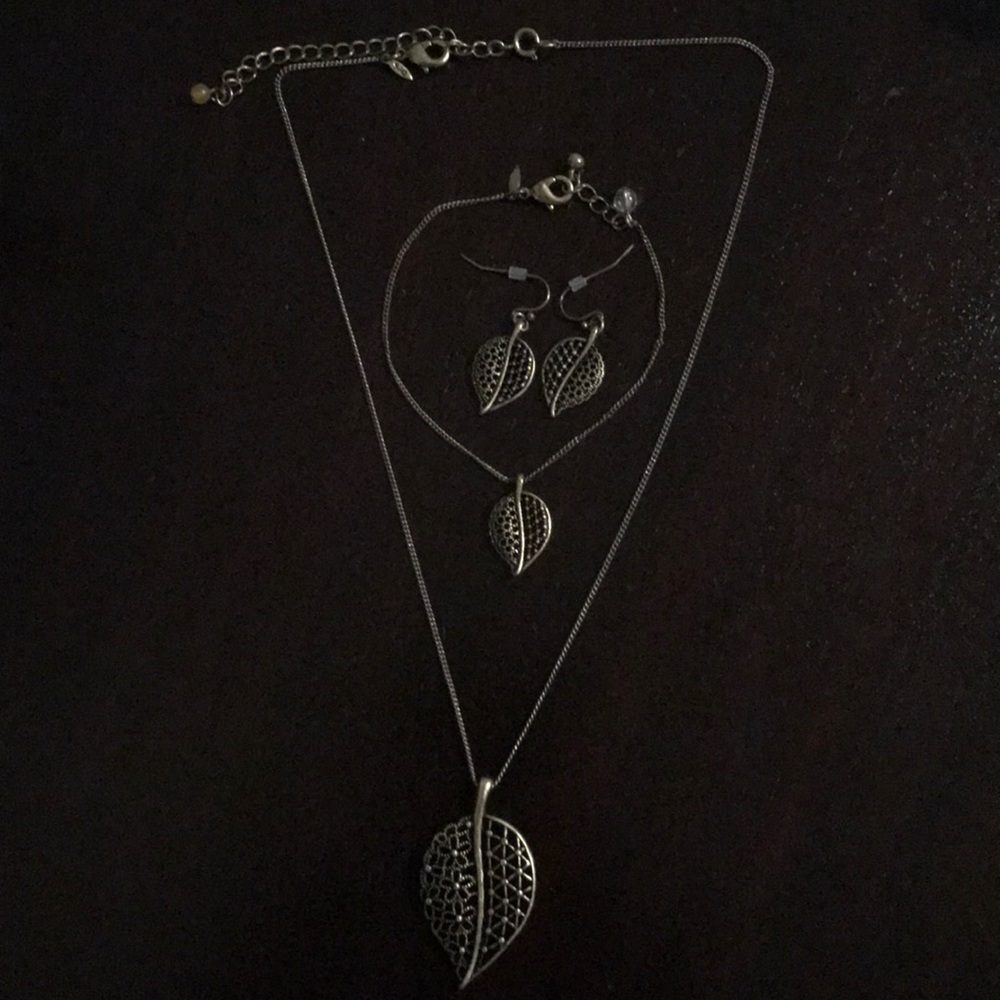 Avon leaf necklace,earrings, & bracelet - NEW
